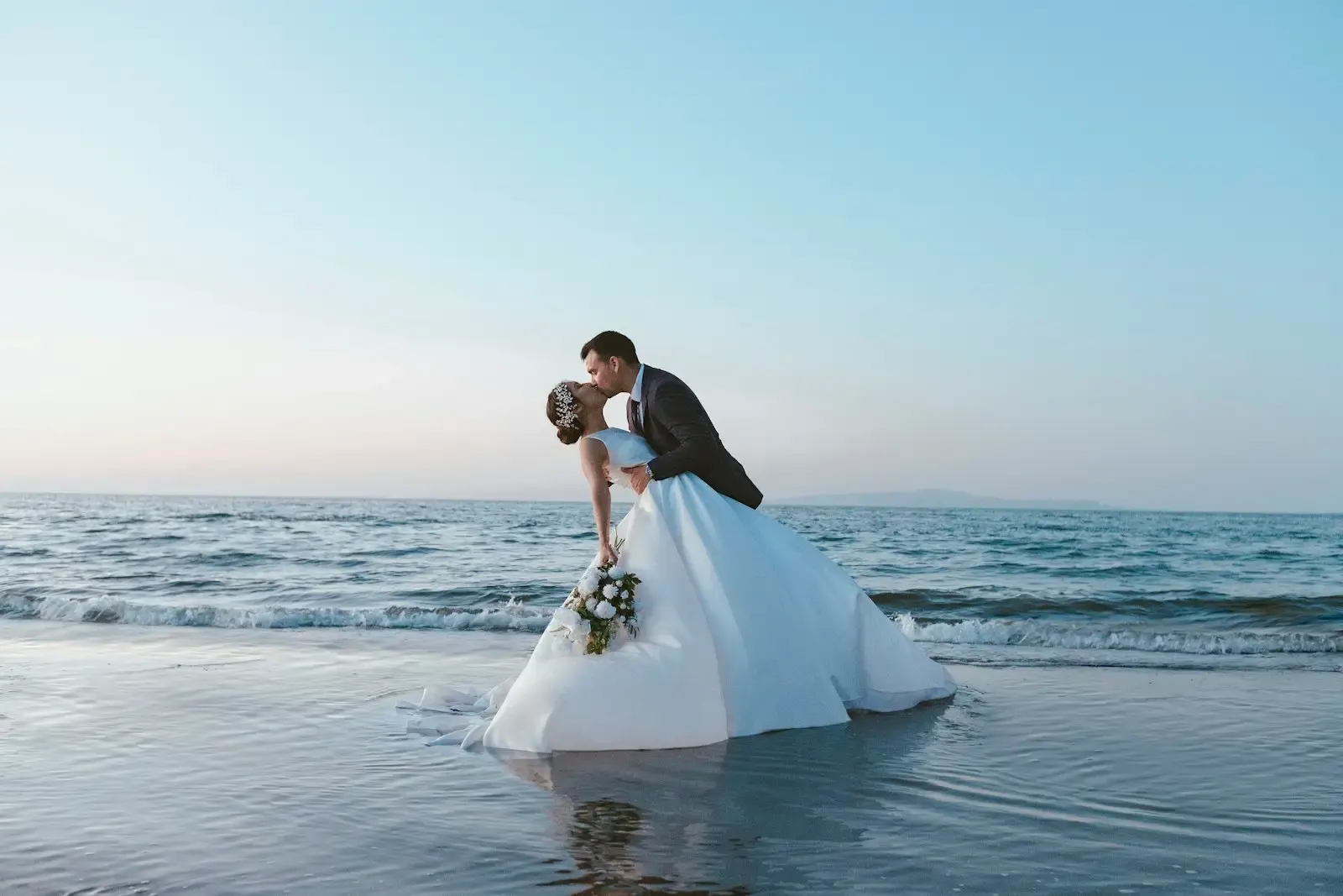 A couple celebrates their wedding on an Aruban beach