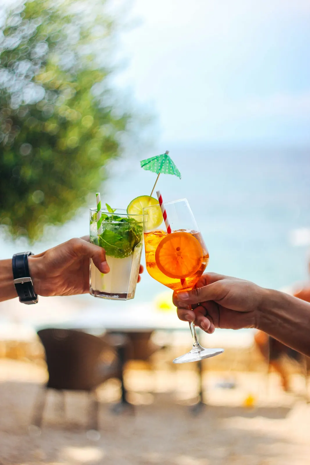 A couple holding drinks together outdoors in Aruba