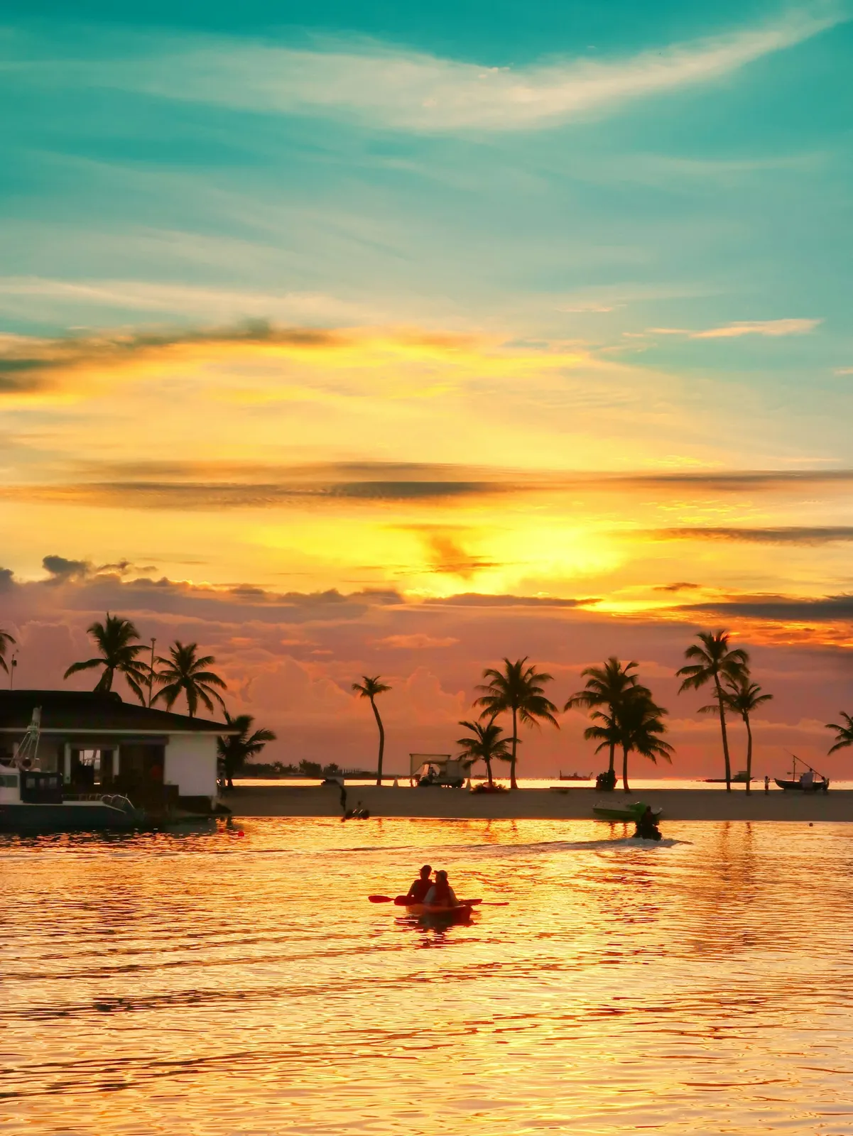 Two people kayaking together off the Aruba coast